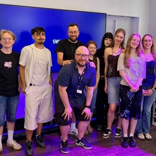Die Teilnehmerinnen und Teilnehmer des Zukunftsforums im SWR PopUp Studio Kaiserslautern