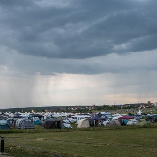 Dunkle Wolken ziehen über einen Campingplatz des Southside-Festivals auf. Aufgrund des Wetters wurde das Festivalgelände evakuiert.