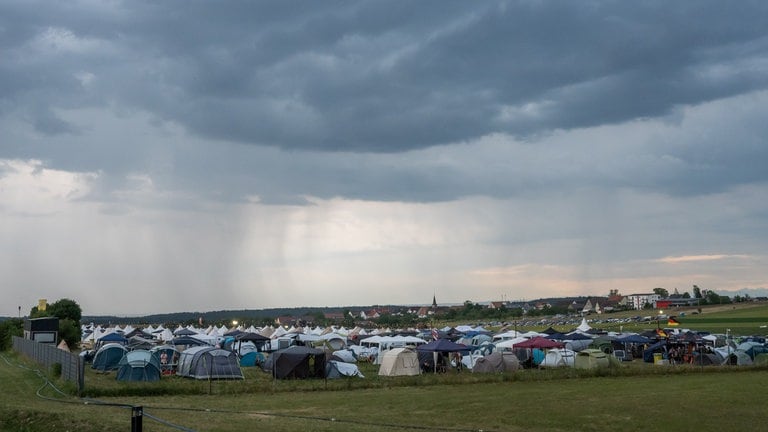 Dunkle Wolken ziehen über einen Campingplatz des Southside-Festivals auf. Aufgrund des Wetters wurde das Festivalgelände evakuiert.