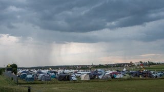 Dunkle Wolken ziehen über einen Campingplatz des Southside-Festivals auf. Aufgrund des Wetters wurde das Festivalgelände evakuiert.