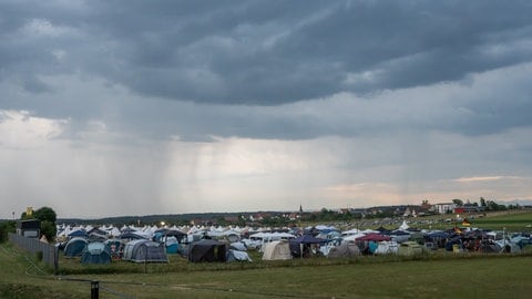 Dunkle Wolken ziehen über einen Campingplatz des Southside-Festivals auf. Aufgrund des Wetters wurde das Festivalgelände evakuiert.