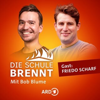 Friedo Scharf und Bob Blume auf dem Podcast-Cover von "Die Schule brennt – Mit Bob Blume"
