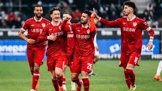 Stuttgarts Spieler feiern den Sieg gegen Borussia Mönchengladbach