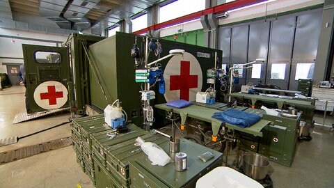 Im Ernstfall zum Ziel von Angriffen geworden: Einrichtungen mit einer Markierung des Roten Kreuzes. Die Bundeswehr hat in Dornstadt in einer Übung ein Lazarett aufgebaut.