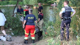 Rettungskräfte bergen Mann tot aus dem Neckar in Heidelberg