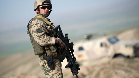 Ein Soldat der Bundeswehr sichert 2013 bei Masar-i-Scharif in Afghanistan mit seinem Gewehr ein Tal. Nach dem Abzug der Bundeswehr aus Afghanistan im August 2021 ringen einige Soldat*innen mit den psychischen Folgen des Einsatzes. Manche werden ernsthaft krank: Diagnose Posttraumatische Belastungsstörung (PTBS). 