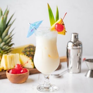 Karibischer Weincocktail mit Ananas