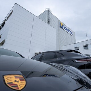 Der Sportwagenhersteller Porsche übernimmt die Mehrheit an V4Drive, einer Tochterfirma des Ellwanger Batterieherstellers Varta. Das Unternehmen für Hochleistungs-Akku-Rundzellen heißt in Zukunft V4Smart.