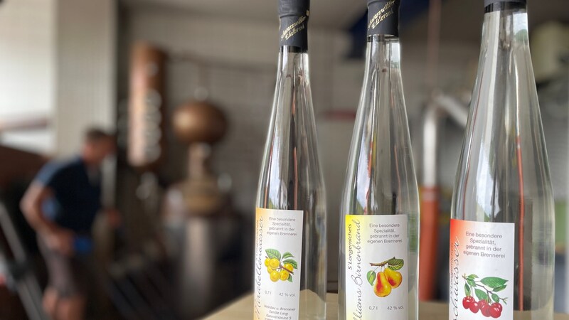 Schnapsflaschen für Obstbrand: Kleine Brennereien im Ortenaukreis stehen unter Druck