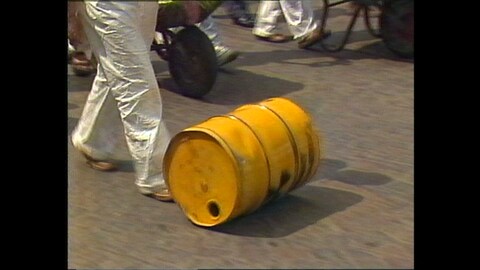 Bei einer Demo in Trier im Mai 1986 rollten die Demonstrierenden "Atomfässer" durch die Innenstadt und fuhren "kontaminiertes" Gemüse in Schubkarren, um gegen das AKW in Cattenom zu demonstrieren.