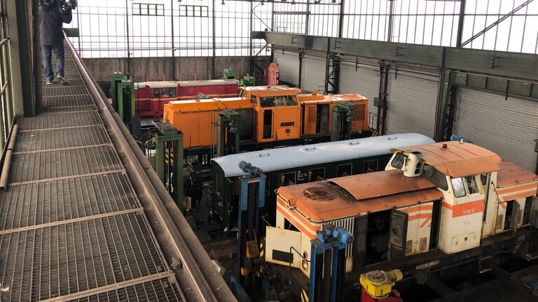 Die hinterste der Loks ist eine für St. Kitts. In der MaLoWa Bahnwerkstatt in Sachsen-Anhalt wurde sie ab 2019 saniert.