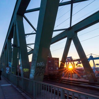 Kaiserbrücke in Mainz im Sonnenuntergang: Die Einigung im Zollstreit zwischen der Europäischen Union und den USA hat neben leichter Entspannung vor allem kritische Reaktionen in der Wirtschaft ausgelöst.