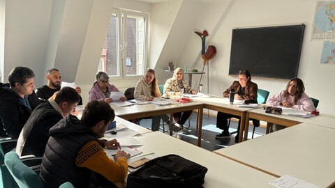 In ihre Aufgaben vertieft: Die Teilnehmer des Integrationskurses "Pirmasener Weg".