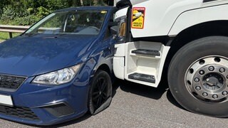Ein Sattelschlepper hat am Mittwoch auf der Autobahn 64 ein Auto rund 1.500 Meter vor sich hergeschoben. 