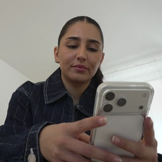 Aurelia Lamprecht mit ihrem Smarphone. Sie ist von Deepfakes betroffen.