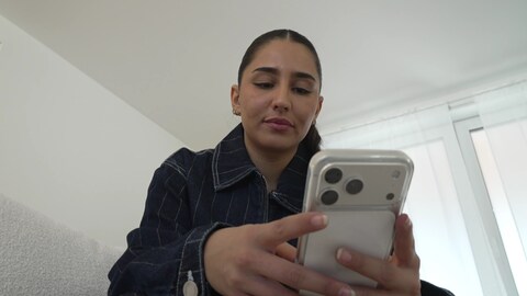 Aurelia Lamprecht mit ihrem Smarphone. Sie ist von Deepfakes betroffen.