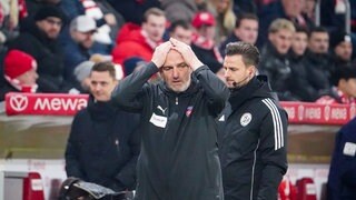 Heidenheims Trainer Frank Schmidt ist bei der Niederlage in Mainz verzweifelt