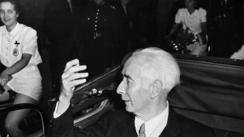 Theodor Heuss auf der Fahrt zum Bonner Marktplatz nach seiner Wahl zum Bundespräsidenten am 12. September 1949