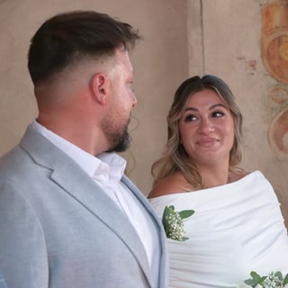 Ein Brautpaar während der Trauung. Burcu und Kai haben in Tettnang geheiratet. Dass die Trauung in einem kleinen Rahmen stattfindet, haben sie sich so gewünscht.