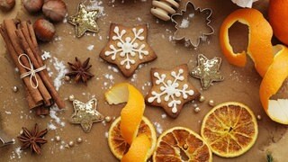 Wundervolles Winterwissen - der SWR1 Adventskalender: Sind wir in Baden-Württemberg auch Weltmeister im Kekse erfinden? Das Bild zeigt Weihnachtsgebäck - zwei Lebkuchensterne, die mit mit Zuckerguß in Schneeflockenform verziert sind - und Gewürze, Orangenschalen und Ausstechformen.