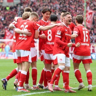 Torjubel bei den FCK-Spielern nach dem Tor zum 1:0 durch Semih Sahin gegen den Karlsruher SC