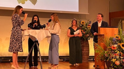 Weinköniginnen bei der Blindverkostung