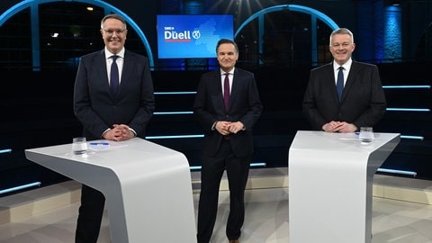 SWR-Moderator Sascha Becker mit den beiden Teilnehmern des Duells: Alexander Schweitzer und Gordon Schnieder.