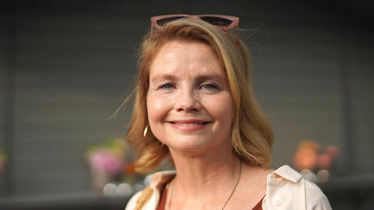 Porträtfoto Annette Frier mit hochgesteckter Sonnenbrille