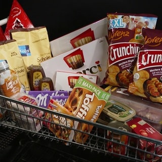 Im Einkaufswagen liegen verschiedene Produkte: einmal die normale Verpackung und das Vorteilspack