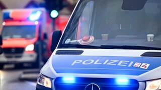 Polizei und Krankenwagen mit Blaulicht (Symbolbild).