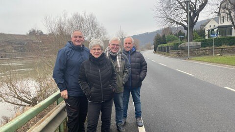Diese Bürgerinnen und Bürger aus dem Koblenzer Stadtteil Lay ärgern sich über die geplante acht Monate lange Sperrung der B49 zwischen Moselweiß und Lay, obwohl sie danach einen neuen Radweg haben. 