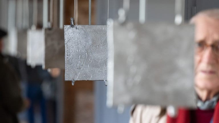Publikum bei Nika Schmitts Klanginstallation "Abweichungsversuche"