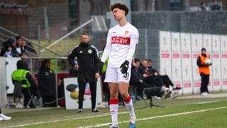 Der Stuttgarter Noah Darwich ärgerte sich über seine vergebenen Chancen gegen den KSV Duisburg.