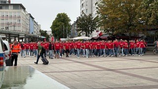 Stunden vor dem Derby gegen Waldhof: FCK-Fans auf dem Weg nach Mannheim.