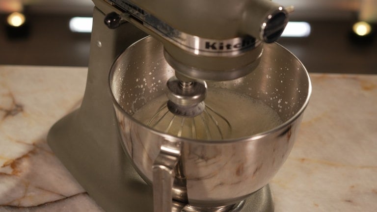 Sahne und Salz in die Schüssel der Küchenmaschine geben.
