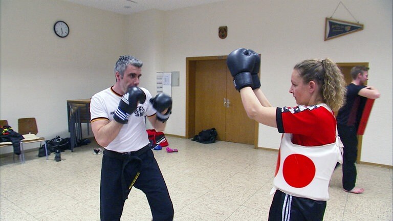 Mann und Frau beim Boxtraining