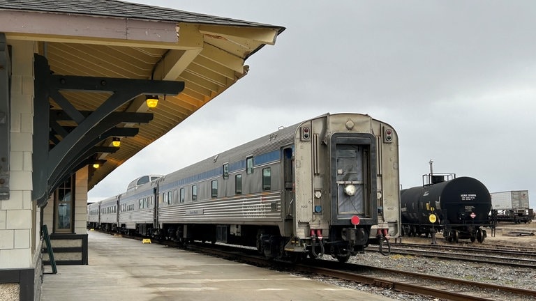 Neben dem Personenzug parkt ein Güterzug. Alle Versorgung geht in Churchill über die Bahn.