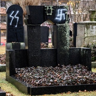 Hakenkreuze und andere rechte Schmierereien auf dem Jüdischen Friedhof in Bautzen. 