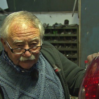 Dirmsteiner KfZ-Meister Erwin Walther in seiner Werkstatt