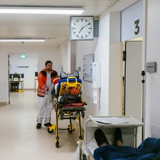 Ein Notfallsanitäter bringt einen Patienten in die Notaufnahme - viele Krankenhäuser fahren finanzielle Verluste ein.