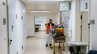 Ein Notfallsanitäter bringt einen Patienten in die Notaufnahme - viele Krankenhäuser fahren finanzielle Verluste ein.