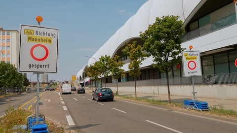Solche Hinweisschilder auf der Rheinuferstraße in Ludwigshafen weisen auf die Sperrung Kurt-Schumacher-Brücke hin.