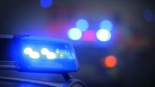 In Schwäbisch Hall hat ein Unbekannter einen mit Wasser gefüllten Beutel von einer Brücke auf ein fahrendes Auto geworfen.