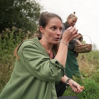 Lena Schneider (links) ist Wildkräuterpädagogin. Mit ihr kann man sich auf einen lehrreichen Streifzug durch die Natur begeben.