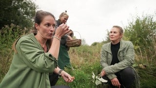 Lena Schneider (links) ist Wildkräuterpädagogin. Mit ihr kann man sich auf einen lehrreichen Streifzug durch die Natur begeben.