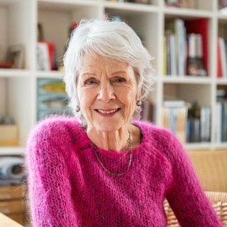 Dokumentarfilmerin Sigrid Klausmann schaut fröhlich in die Kamera.