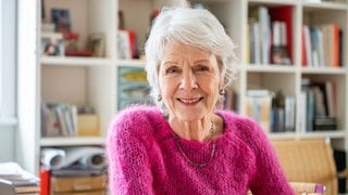 Dokumentarfilmerin Sigrid Klausmann schaut fröhlich in die Kamera.