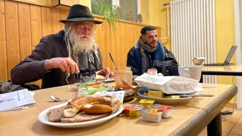 In der sogenannten Pflasterstub der Caritas können Menschen bis 10:30 Uhr ein kostenloses Frühstück bekommen.