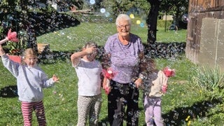 Uroma Heidi aus Unterbalzheim mit ihren Urenkelinnen in ihrem Garten. Die Mädchen spielen mit Seifenblasen. Ein Traum geht in Erfüllung: Uroma Heidi darf ihre Urenkelinnen Summer, Hailee und Mia kennenlernen. 