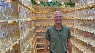 Bierglas-Sammler Günter Reicherter steht in seinem privaten Museum in Reutlingen-Degerschlacht. Inzwischen hat er knapp 2.400 Weizengläser.